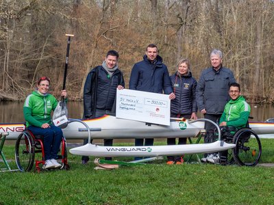 Scheckübergabe an einem ähnlichen Trainingsboot: (Von links): Parakanutin Anja Adler, Sören Thümler, Vize-Vorstand Stiftung Behinderten-Sport Sachsen-Anhalt, Paul Biedermann, Koordinator für Projekt- und Fördermittelmanagement beim SV Halle, Trainerin Ognyana Dusheva, Lothar Trawiel, 1. Vorsitzender der Halleschen Rudervereinigung Böllberg/Nelson, und Para-Kanute Anas Al Khalifa.