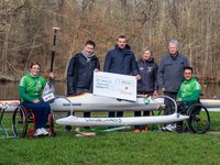 Scheckübergabe an einem ähnlichen Trainingsboot: (Von links): Parakanutin Anja Adler, Sören Thümler, Vize-Vorstand Stiftung Behinderten-Sport Sachsen-Anhalt, Paul Biedermann, Koordinator für Projekt- und Fördermittelmanagement beim SV Halle, Trainerin Ognyana Dusheva, Lothar Trawiel, 1. Vorsitzender der Halleschen Rudervereinigung Böllberg/Nelson, und Para-Kanute Anas Al Khalifa.