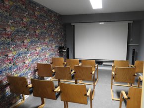 Kinoraum Beamer, Leinwand, Stühle - Filmeabende oder Fußballspiele - sehr beliebt für die Freizeitgestaltung.
