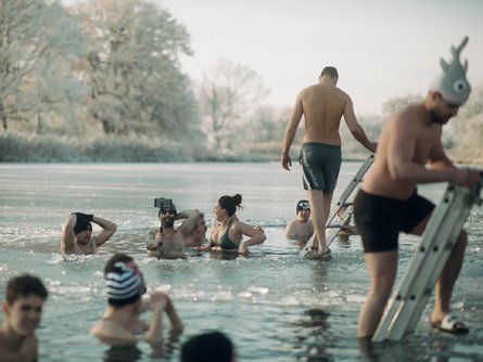 Wagemutige bei Minusgraden im Kühnauer See Die Abbildung zeigt Wagemutige bei Minusgraden im Kühnauer See