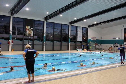 Die Abbildung zeigt das Schwimmbad als Sportstätte des Schwimmcamps 2022