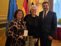 Die Präsidentin des Kreissportbundes Saalekreis Angela Heimbach erhält den Verdienstorden der Bundesrepublik Deutschland