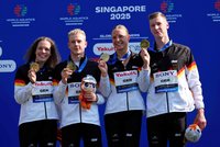 Die Magdeburger Trainingsgruppe holt Gold für Deutschland: Celine Rieder, Oliver Klemet, Isabel Gose und Vierfach-Weltmeister Florian Wellbrock