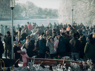 Die Abbildung zeigt die Besucher*innen bei "Frieren für den guten Zweck"