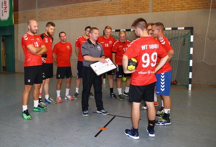 Handballteam Die Abbildung zeigt Anweisungen eines Handballtrainers