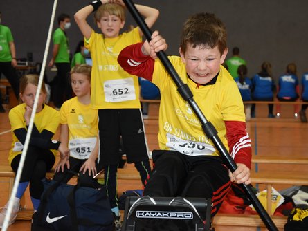 Ein junges Talent auf dem Kanu-Ergometer. 