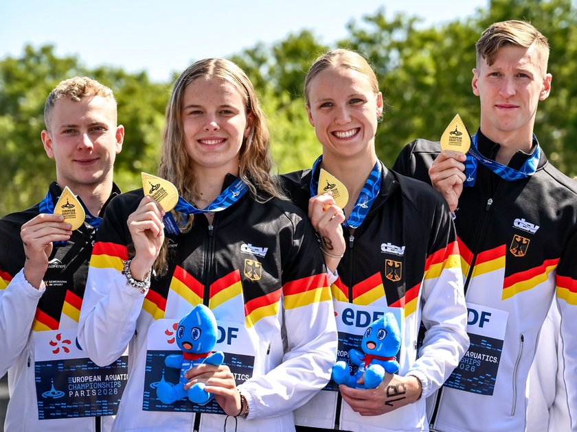 Das Bild zeigt die erfolgreiche Schwimm-Staffel