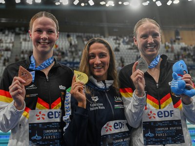 Das Bild zeigt die drei Medaillengewinnerinnen über 1.500m Freistil.