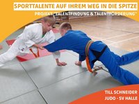 Till Schneider (li, weißer Judogi) ist bereits Mitteldeutscher Vizemeister der U15. Perspektivisch möchte er sich national und international etablieren..