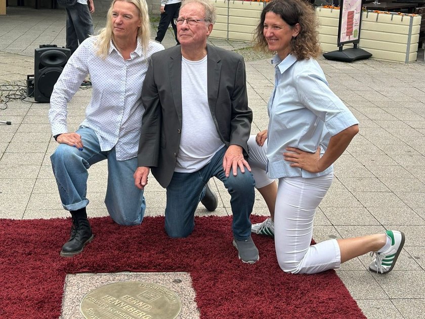Bernd Henneberg mit den früheren Spitzen-Schwimmerinnen Dagmar Hase (li.) und Antje Buschschulte Bernd Henneberg mit den früheren Spitzen-Schwimmerinnen Dagmar Hase (li.) und Antje Buschschulte