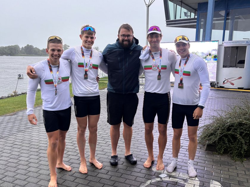 Das Bild zeigt vier erfolgreiche Kanuten und ihren Trainer
