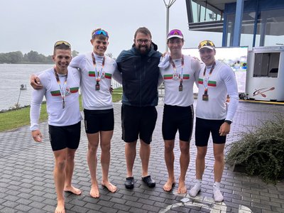 Das Bild zeigt vier erfolgreiche Kanuten und ihren Trainer