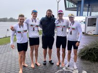 Das Bild zeigt vier erfolgreiche Kanuten und ihren Trainer
