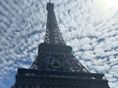 Die Olympischen Ringe zieren das Wahrzeichen von Paris - den Eiffelturm Die Olympischen Ringe zieren das Wahrzeichen von Paris - den Eiffelturm