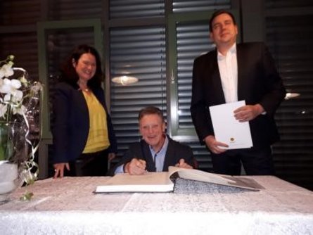 Uwe Klein erhält 2019 mit dem Eintrag ins Ehrenbuch die höchste Auszeichnung des Landessportbundes Uwe Klein erhält 2019 mit dem Eintrag ins Ehrenbuch die höchste Auszeichnung des Landessportbundes