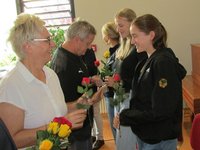 LSB-Präsidentin Silke Renk-Lange (li.) beglückwünscht einige sportlich erfolgreiche Schülerinnen im Rahmen der Schuljahreseröffnung der Sportschulen Halle.