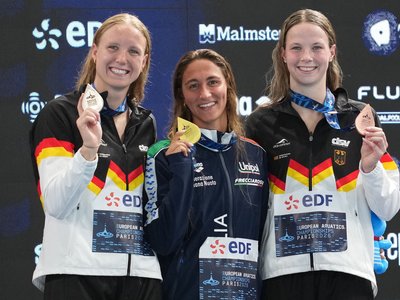 Das Bild zeigt die drei Medaillengewinnerinnen der Damen 800m Freistil