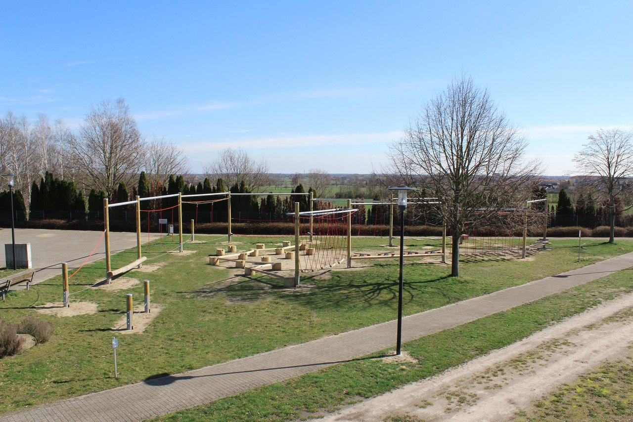 Auf dem Bild ist der Niedrigseilparcours der Landessportschule zu sehen. Der Niedrigseilparcours besteht aus einem Niedrigseil-Teil und einem Balance-Teil. Er ist einer der größten Parcours dieser Art in Sachsen-Anhalt.